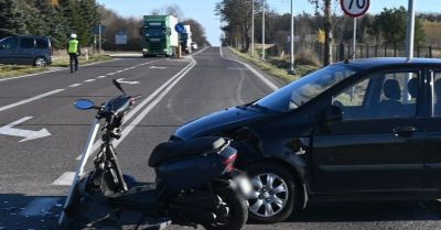 Kolizja na DK12 w Janowie: motorowerzystka trafiła do szpitala